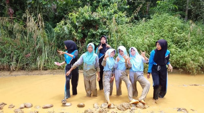 Warga Desa Sadu Kecamatan BTS Ulu Kabupaten Musi Rawas Keluhkan Jalan “Berlumpur”