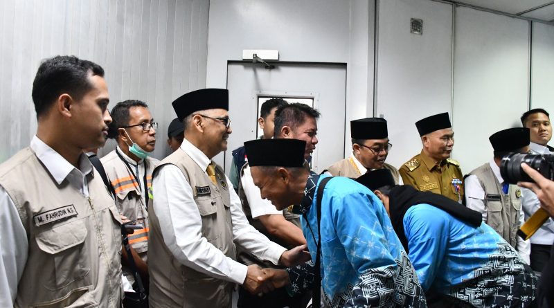 Menteri Haji Irfan Yusuf Lepas Kloter 9 Palembang, Ingatkan Jemaah Jaga Kesehatan di Tanah Suci