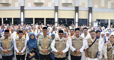 Kakanwil Depag Sumsel Lepas Jemaah Kloter 14, Tetap Ingatkan Jemaah Waspada Cuaca Ekstrem di Tanah Suci