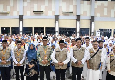 Kakanwil Depag Sumsel Lepas Jemaah Kloter 14, Tetap Ingatkan Jemaah Waspada Cuaca Ekstrem di Tanah Suci