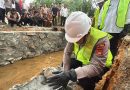Kapolres OKU Timur Hadiri Ground Breaking Jembatan Merah Putih dan Salurkan Bansos di Desa Rawa Sari