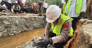 Kapolres OKU Timur Hadiri Ground Breaking Jembatan Merah Putih dan Salurkan Bansos di Desa Rawa Sari