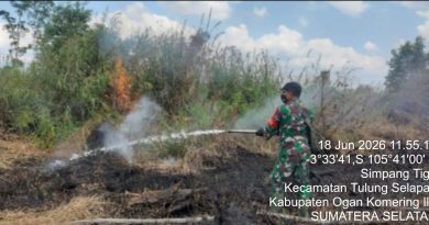 Babinsa Koramil 402-07/Indralaya Bersama Tim Gabungan Padamkan Karhutla di Desa Rambutan