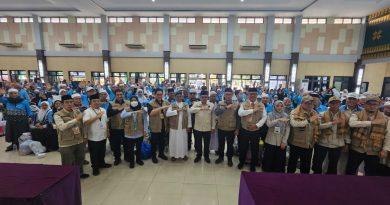 Tiba di Tanah Air, Kakanwil Kemenhaj Sumsel Sambut Hangat Kedatangan Jemaah Haji Kloter 14