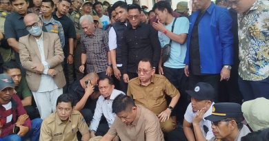 Ribuan Warga Kepung Pemkab OKU Timur, DPRD Tegaskan Bentuk Pansus Sengketa Batas Wilayah Hari Ini