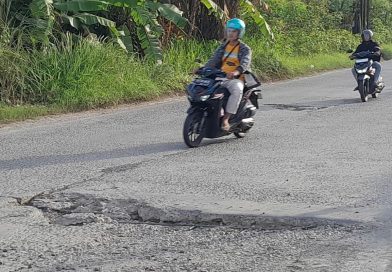 Tips Astra Motor: Cari Aman Berkendara di Jalan Rusak