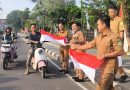 Disnakertrans bersama Forum HRD MUBA bagikan Bendera Merah Putih