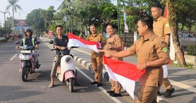 Disnakertrans bersama Forum HRD MUBA bagikan Bendera Merah Putih