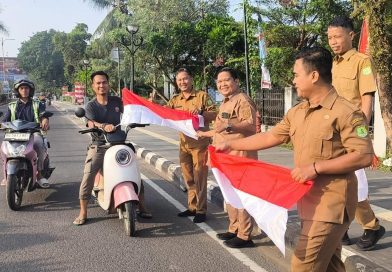 Disnakertrans bersama Forum HRD MUBA bagikan Bendera Merah Putih