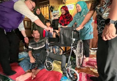 Program Palembang Peduli, Dewi Sastrani Salurkan Bantuan untuk Zahro Penderita Stroke